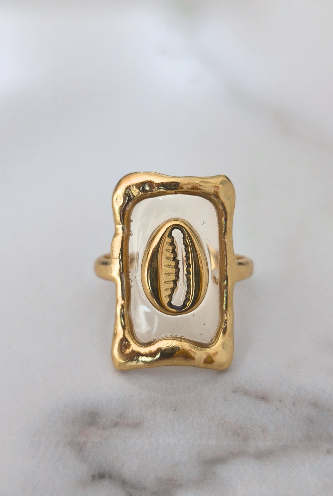 Bague Yéné dorée avec cauri central en acier inoxydable