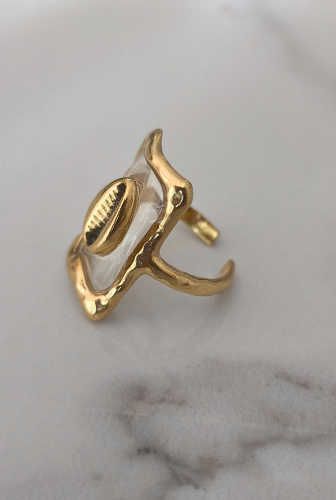Bague Yéné en acier inoxydable doré avec cauri incrusté