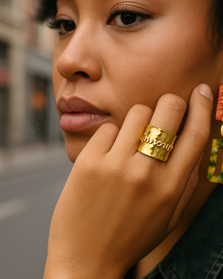 Bague ajustable Lèw enmé dorée portée sur main féminine