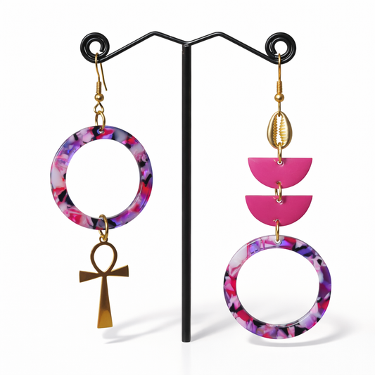 Boucles d'Oreilles Asymétriques Purple Sun – Acétate, Ankh et Cauri Doré