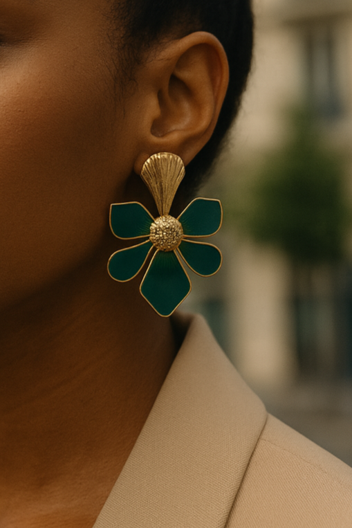 Boucles d’oreilles Lemba portées, extérieur urbain chic