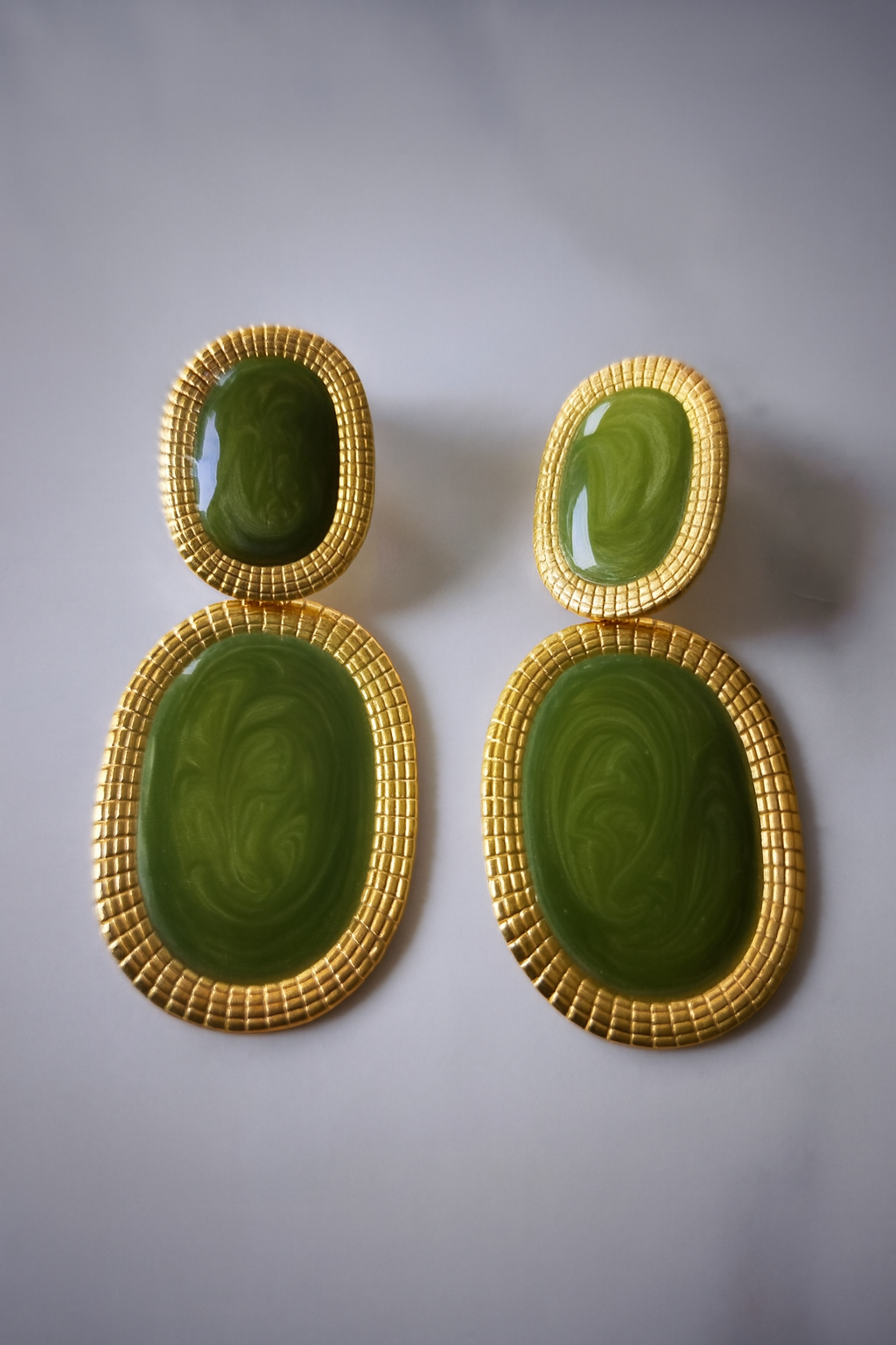 Boucles d’oreilles Likasi Verte en acier doré et résine verte, inspiration minérale et naturelle.