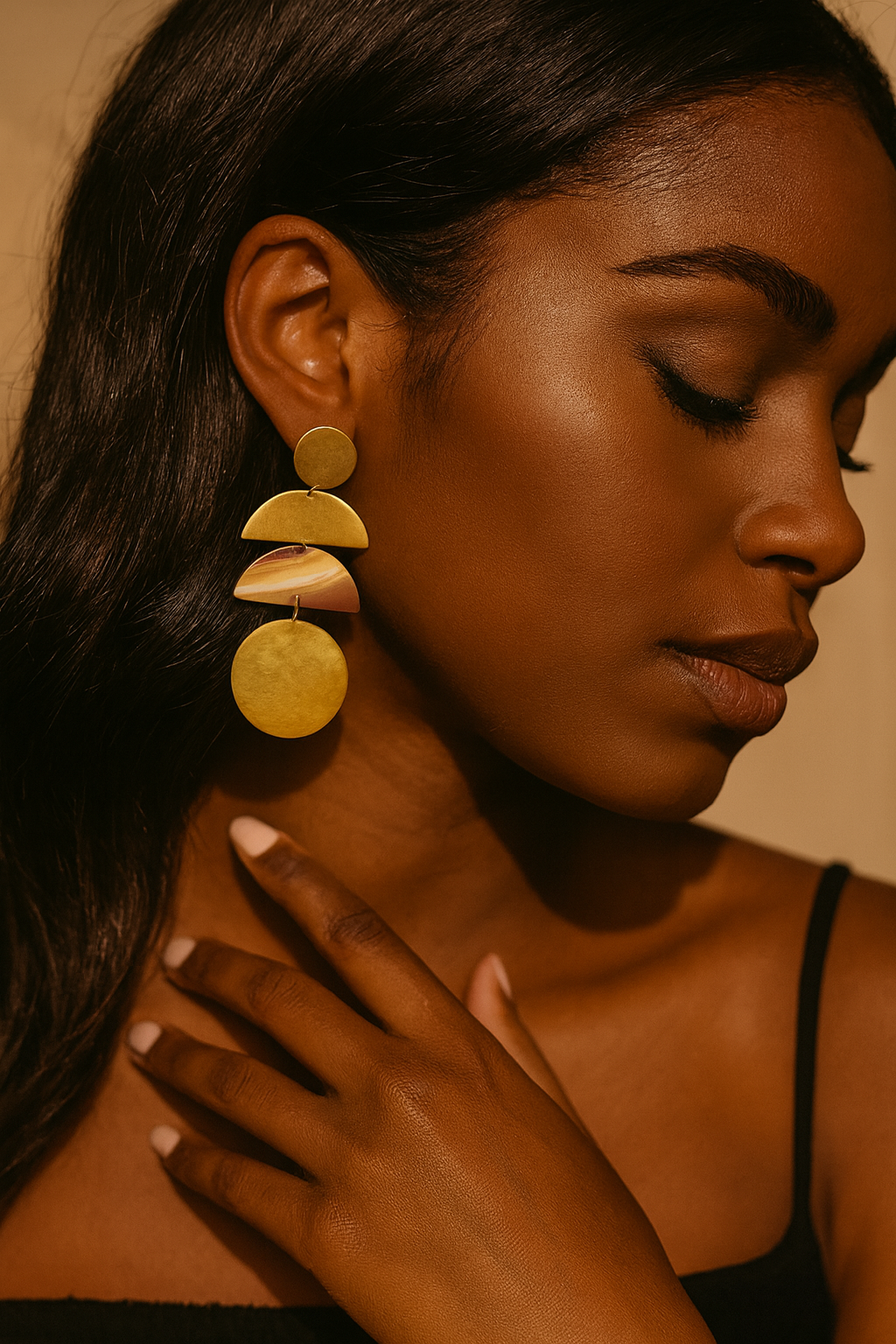 Boucles d’oreilles Coumba en acier doré avec pièce centrale en résine imitation pierre naturelle, forme géométrique, longueur 7 cm – Bijoux MOUN