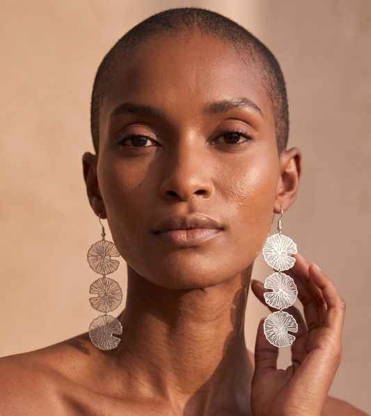 Boucles d’oreilles longues À FLEUR D’EAU argentées portées