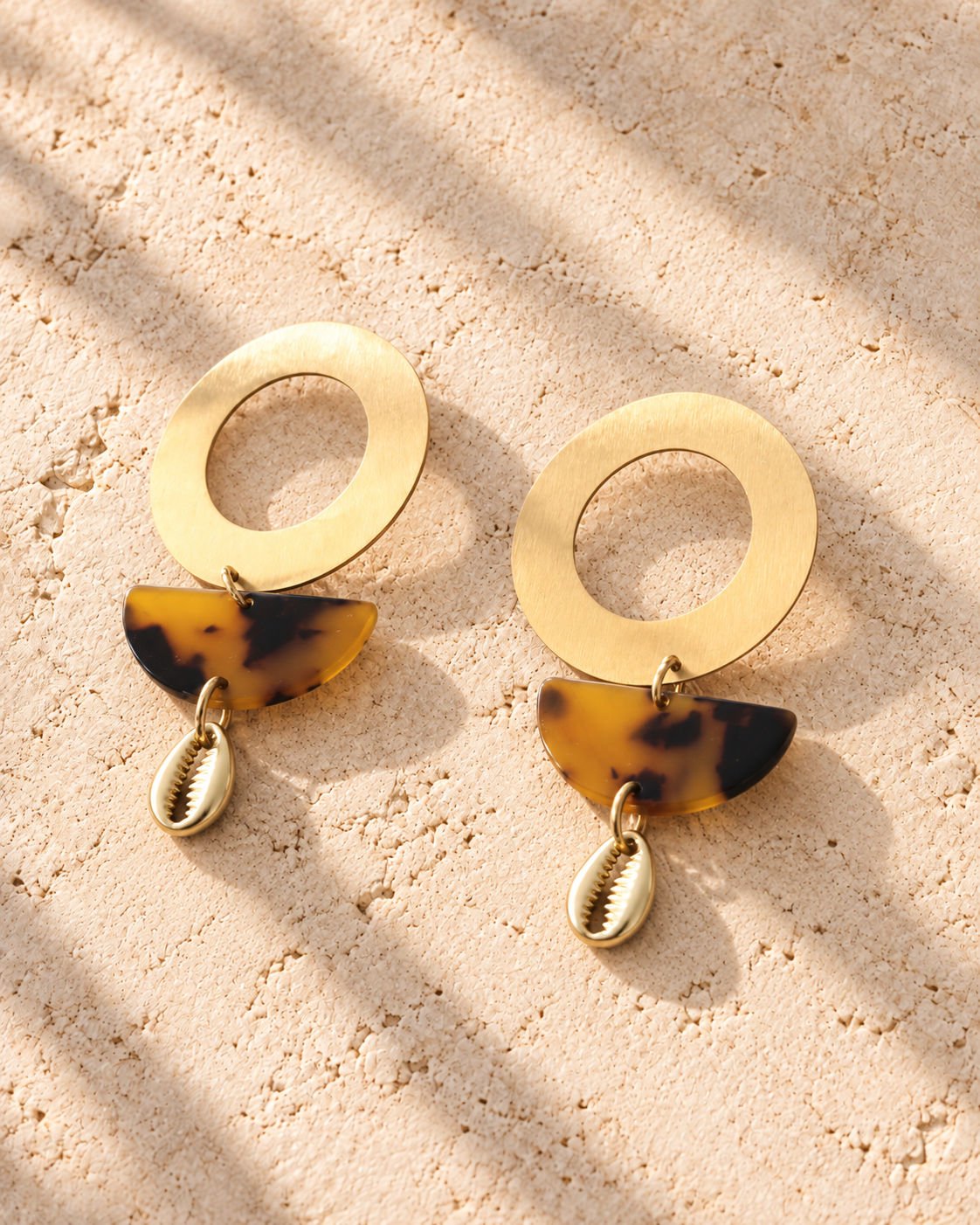 Boucles d’oreilles ASHANTI en acier, acétate effet écaille et cauri en zamac