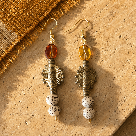 Boucles d’oreilles KAFOU en bronze du Ghana, résine et perles de coco – vue à plat