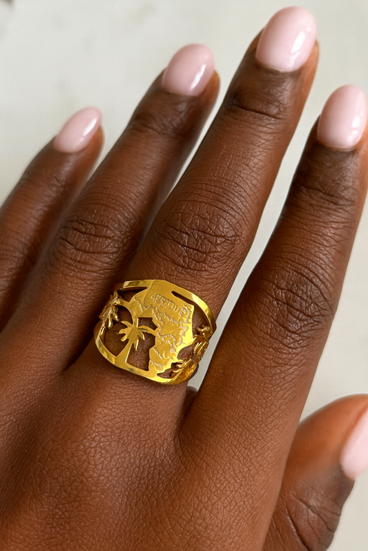 Bague Alkebulan ajustable portée sur main féminine, design Afrique