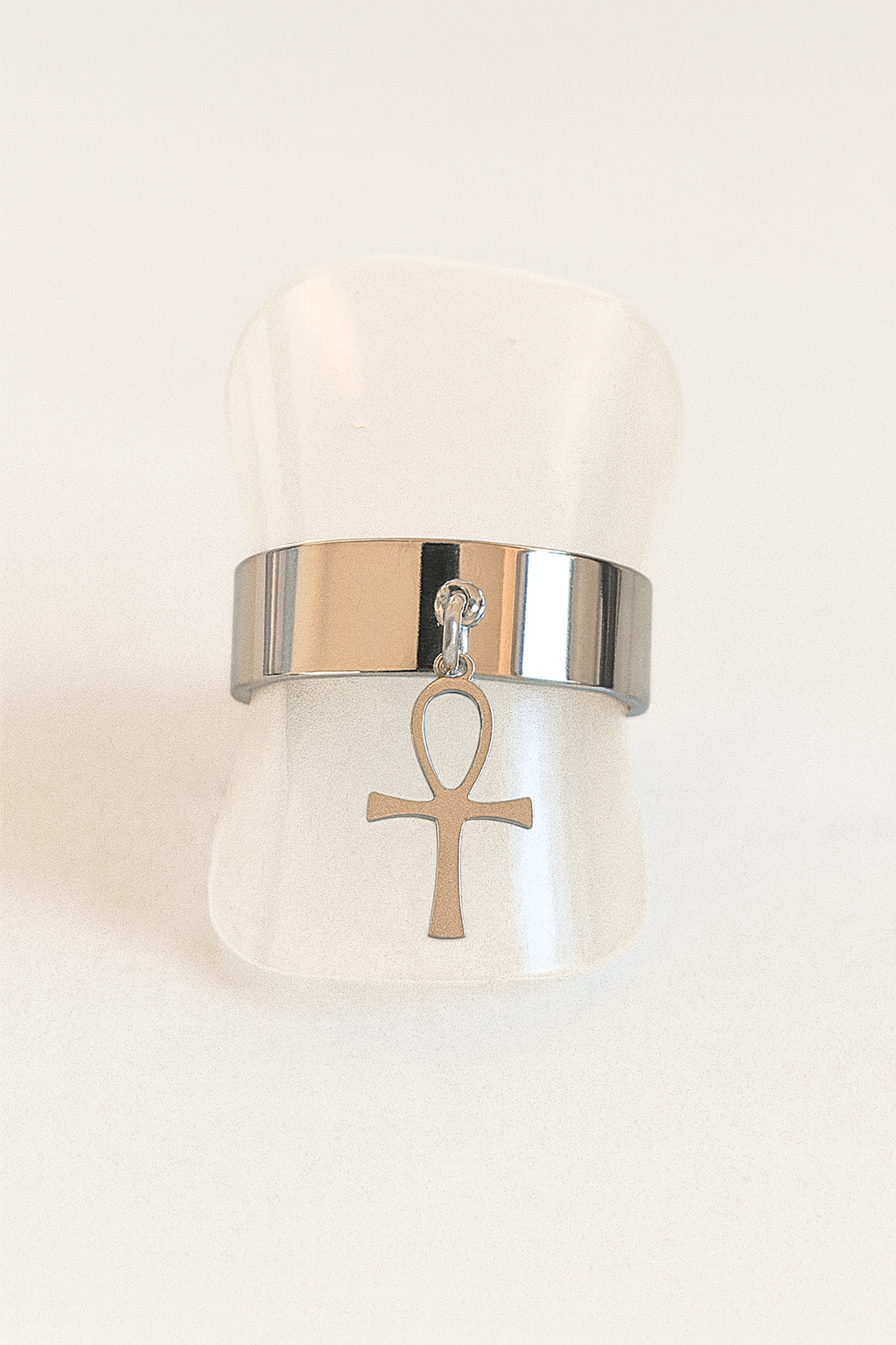 Bijou MOUN’ – bague Kemi argentée large avec Ankh en pendentif