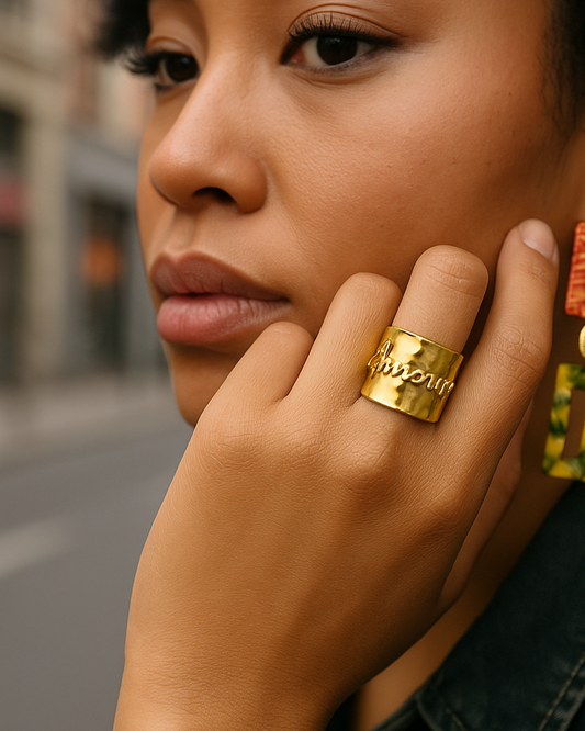 Bague ajustable Lèw enmé dorée portée sur main féminine