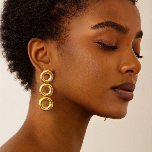 Boucles Sénou dorées portées, bijou graphique et élégant