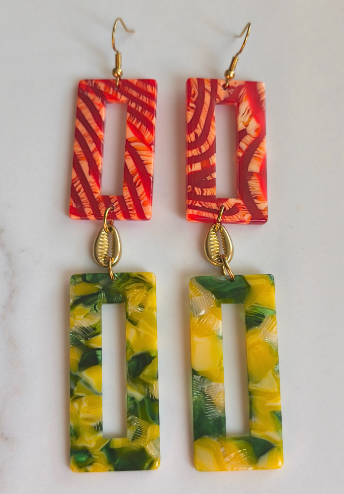 Boucles d’oreilles MOUN’ Grenadine-Orgeat avec cauri doré, style afro-caribéen