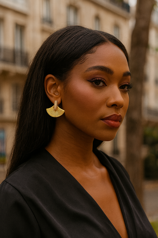 Boucles d’oreilles MOUN’ Naya dorées portées, design éventail élégant