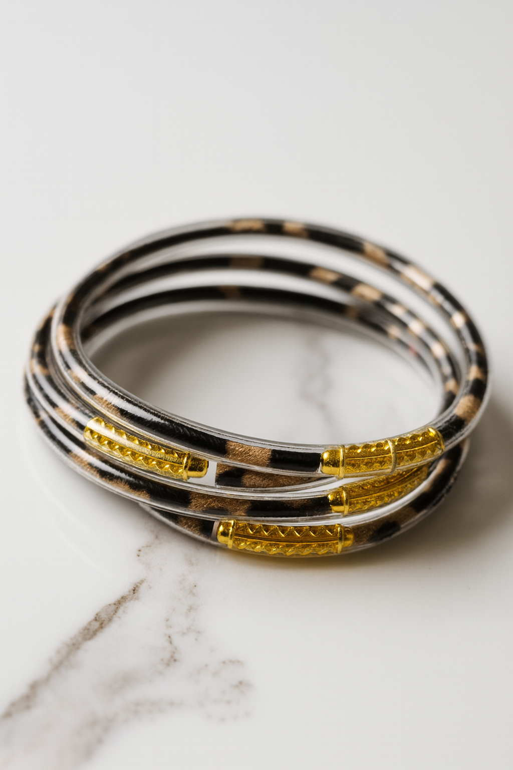 Bracelets Ndaya – lot de 4 joncs tigrés, extrémités dorées, photo produit e-shop MOUN’