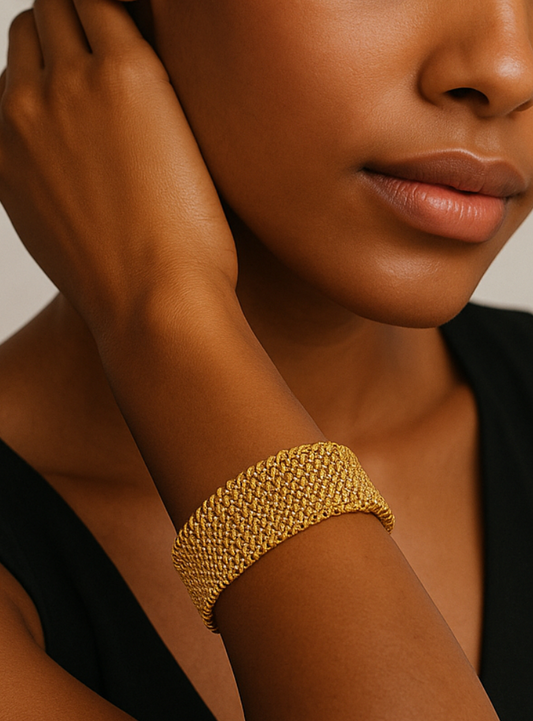 Bracelet Sika doré porté au poignet, bijou raffiné et intemporel