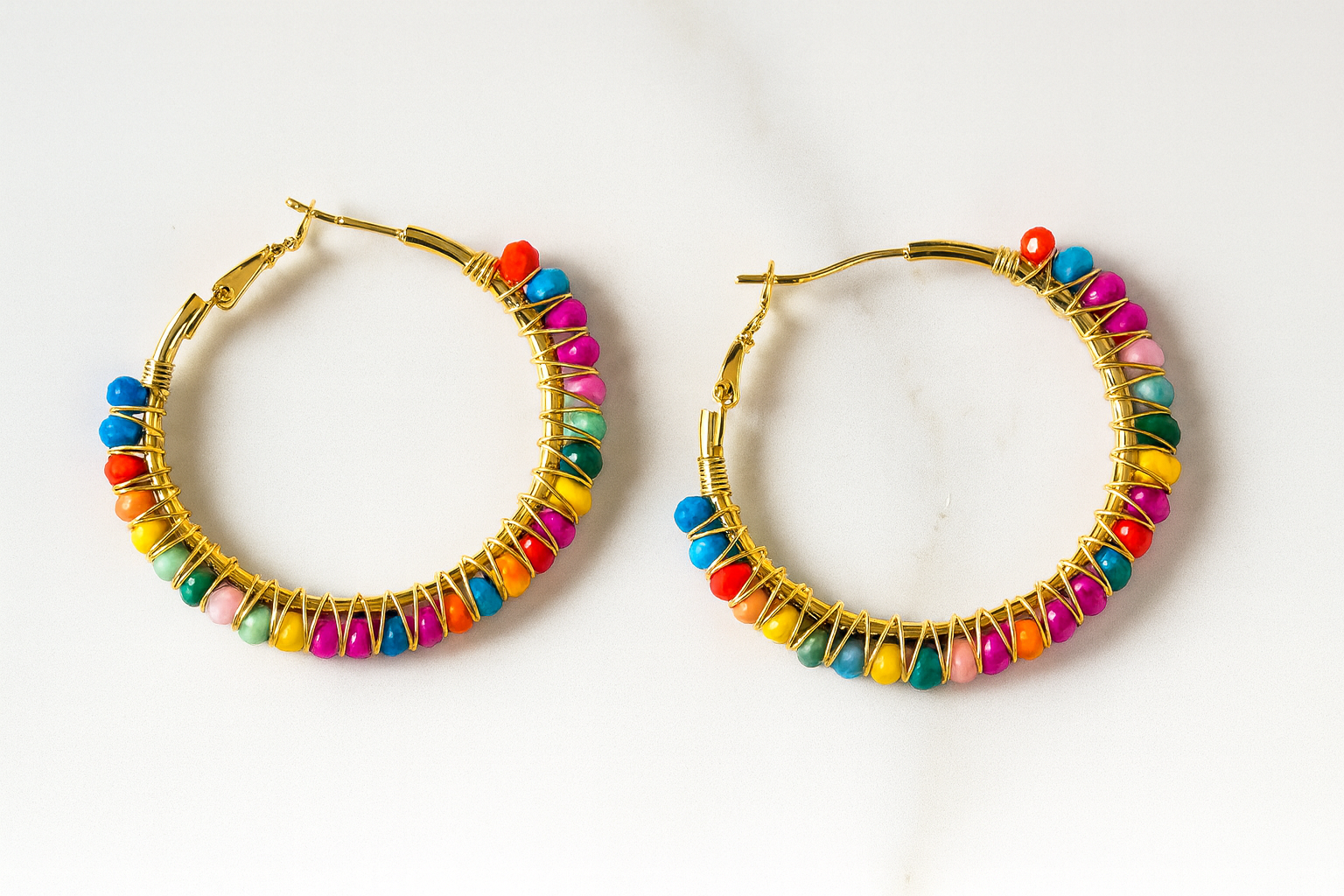 Boucles d’oreilles  – créoles dorées avec perles multicolores, photo produit e-shop MOUN’