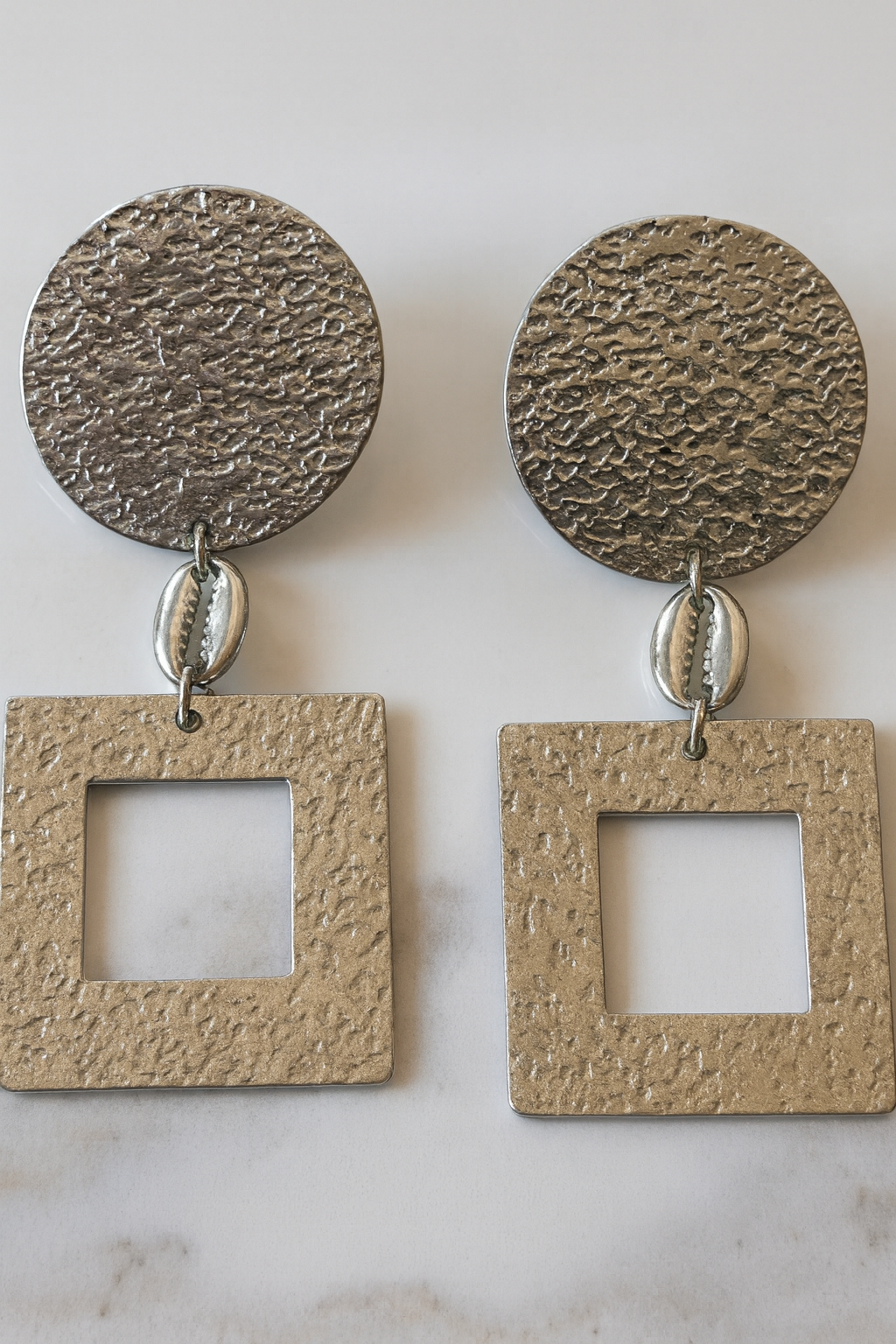 Boucles Kalunga argentées martelées avec cauri, style élégant