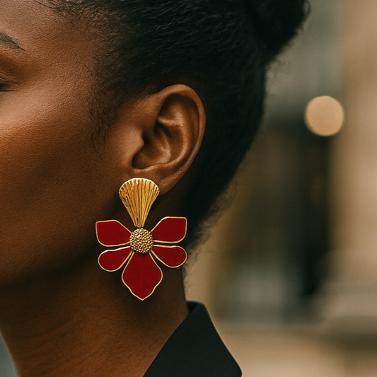 Boucles d’oreilles Lemba portées, modèle Amina, extérieur urbain chic