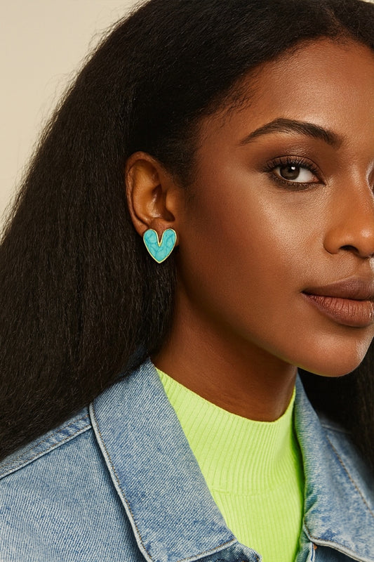Boucles Moyo dorées portées, design cœurs vibrants