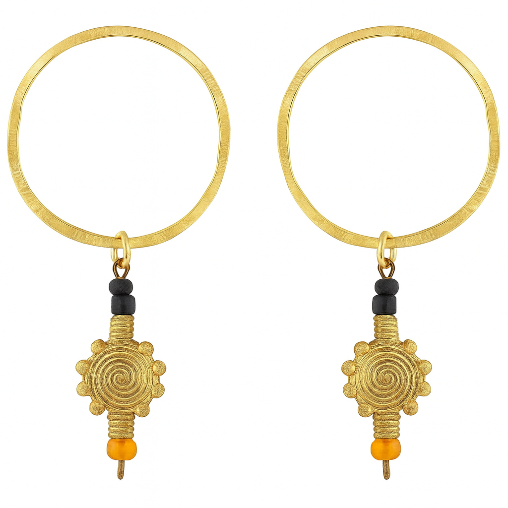 Boucles d’oreilles Nalengo – créoles dorées à l’or fin avec pendentif en spirale et perles noires et orange, photographie en gros plan sur fond clair.