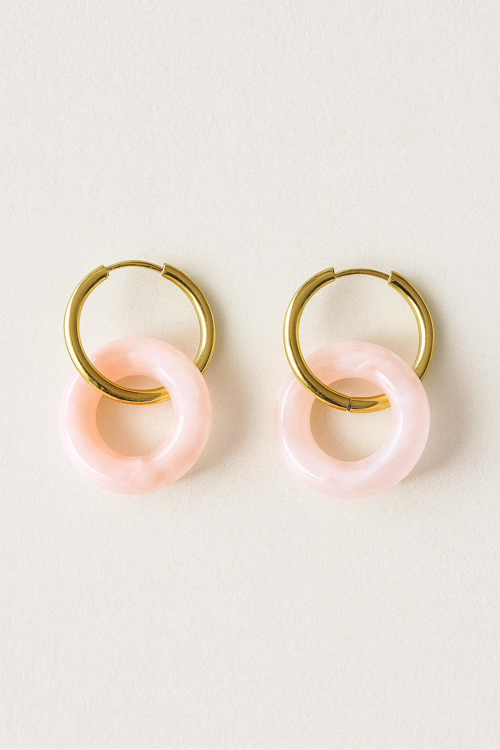 Boucles d’oreilles Nola en acier doré et anneau en résine rose poudré