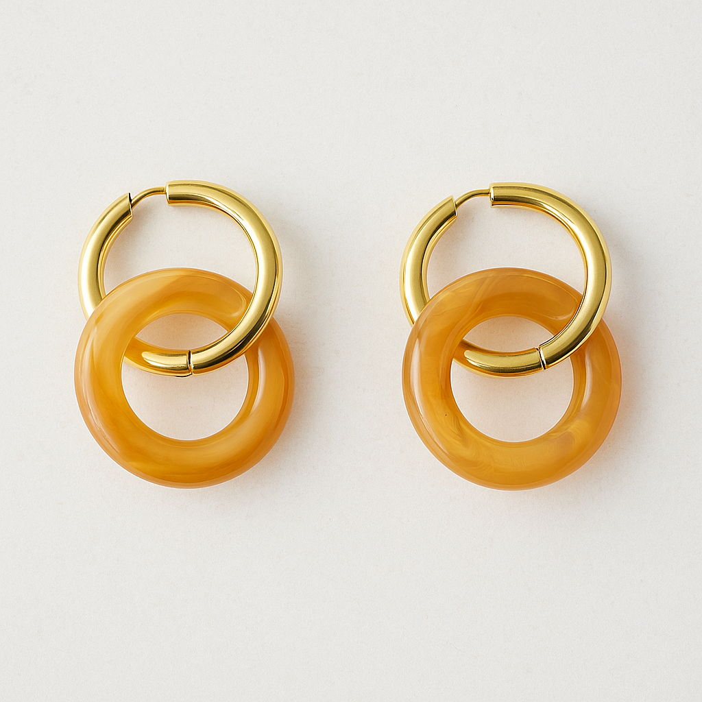 Boucles d’oreilles Nola en acier doré et anneau en résine ambre clair
