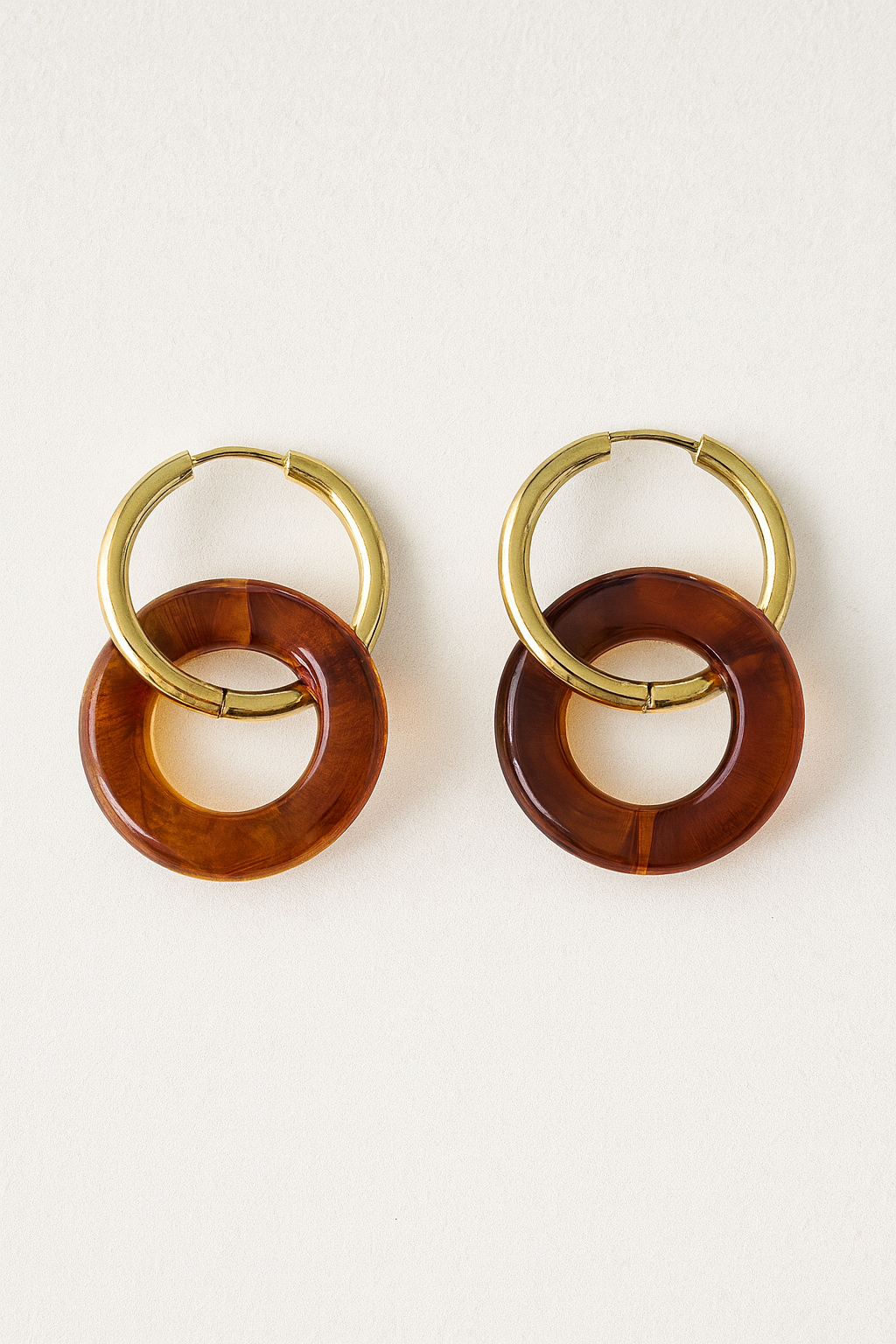 Boucles d’oreilles Nola en acier doré et anneau en résine brun profond