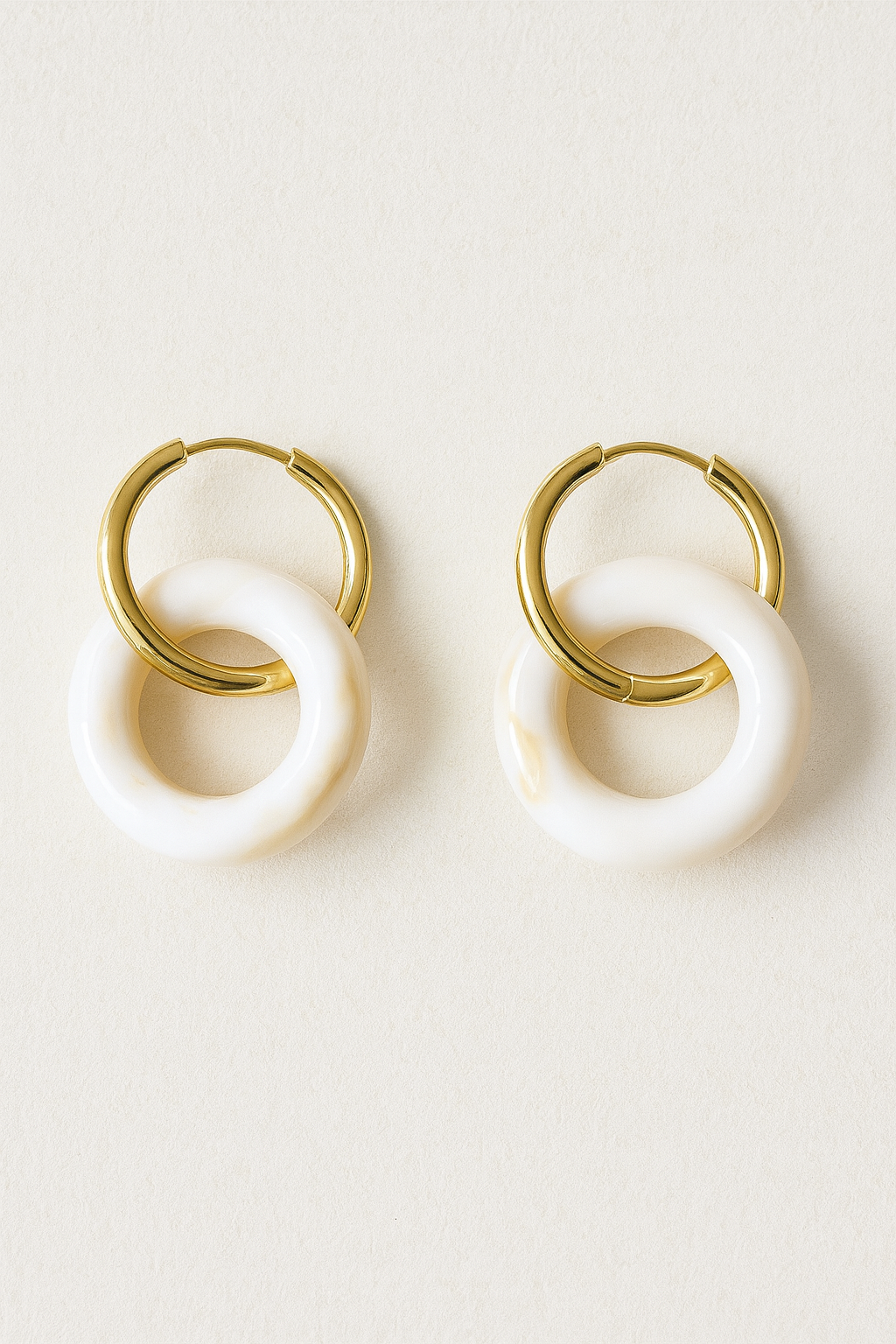 Boucles d’oreilles Nola en acier doré et anneau en résine ivoire