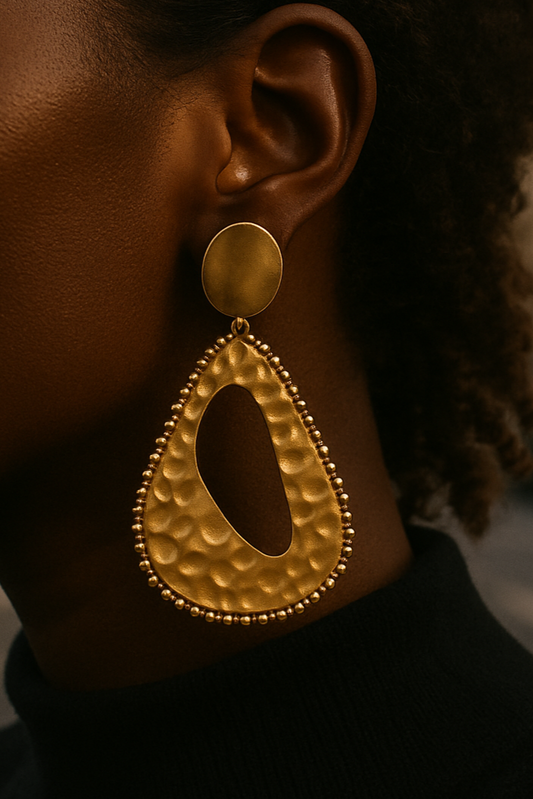 Femme mélaninée portant les boucles d’oreilles Zama, style fashion éditorial urbain