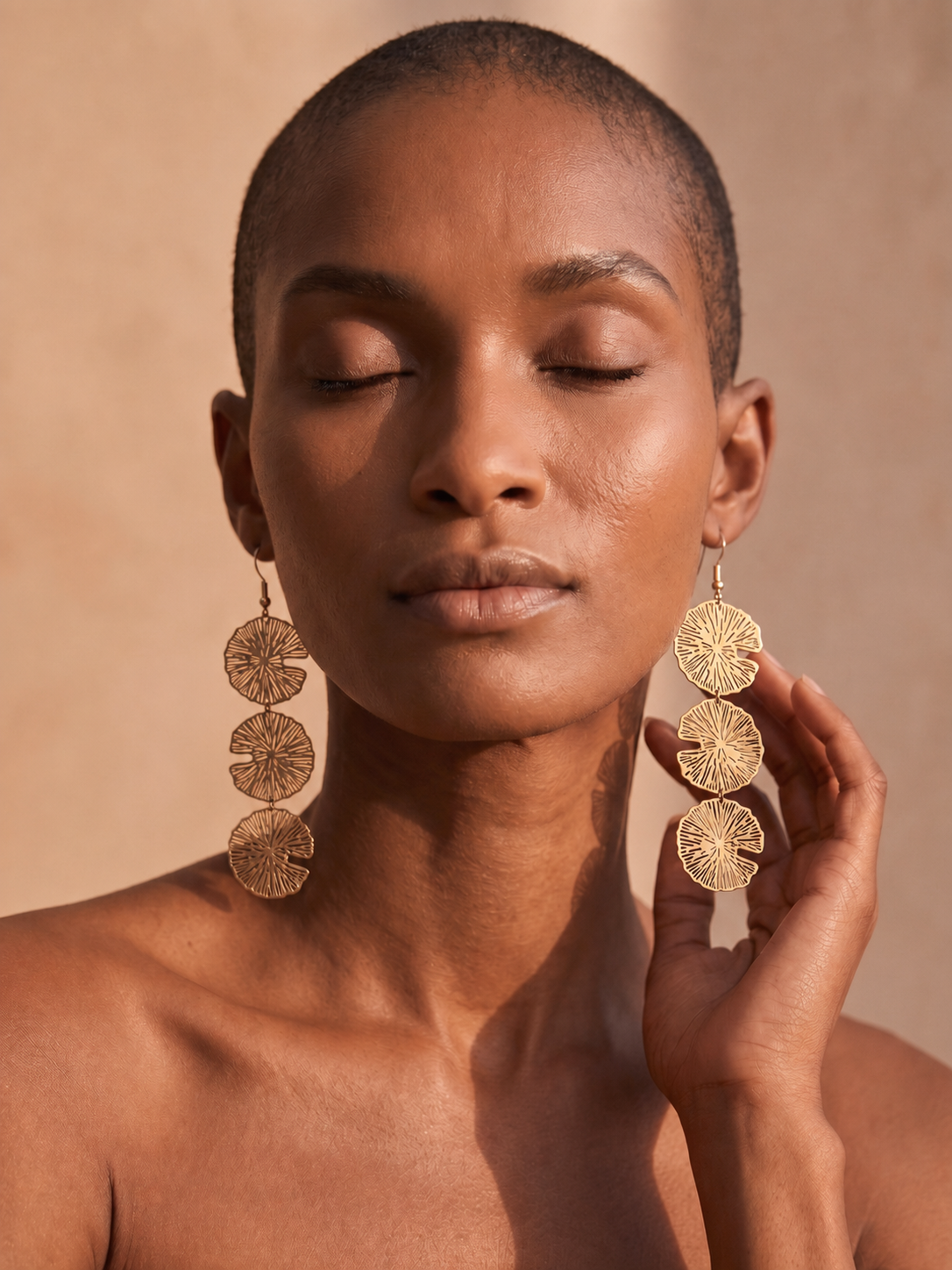 Boucles d’oreilles longues À FLEUR D’EAU dorées portées