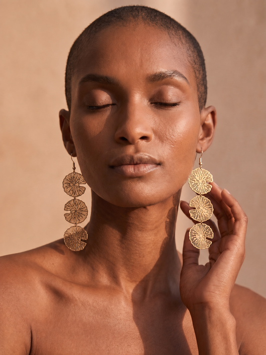 Boucles d’oreilles longues À FLEUR D’EAU dorées portées