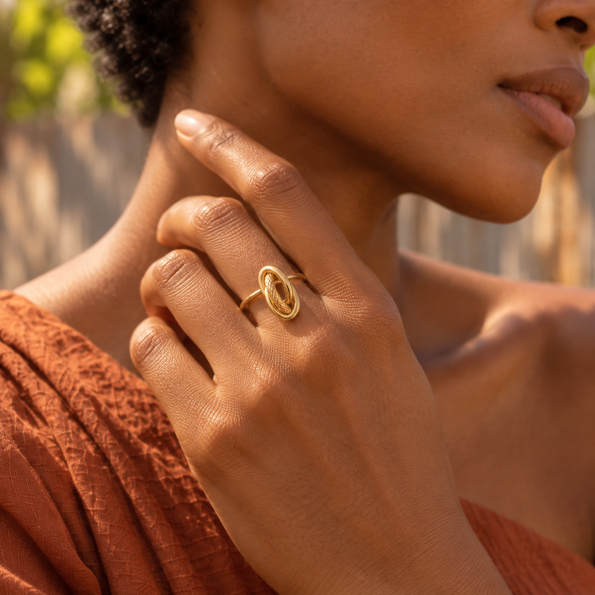 Bague ADÉLIE dorée portée à la main