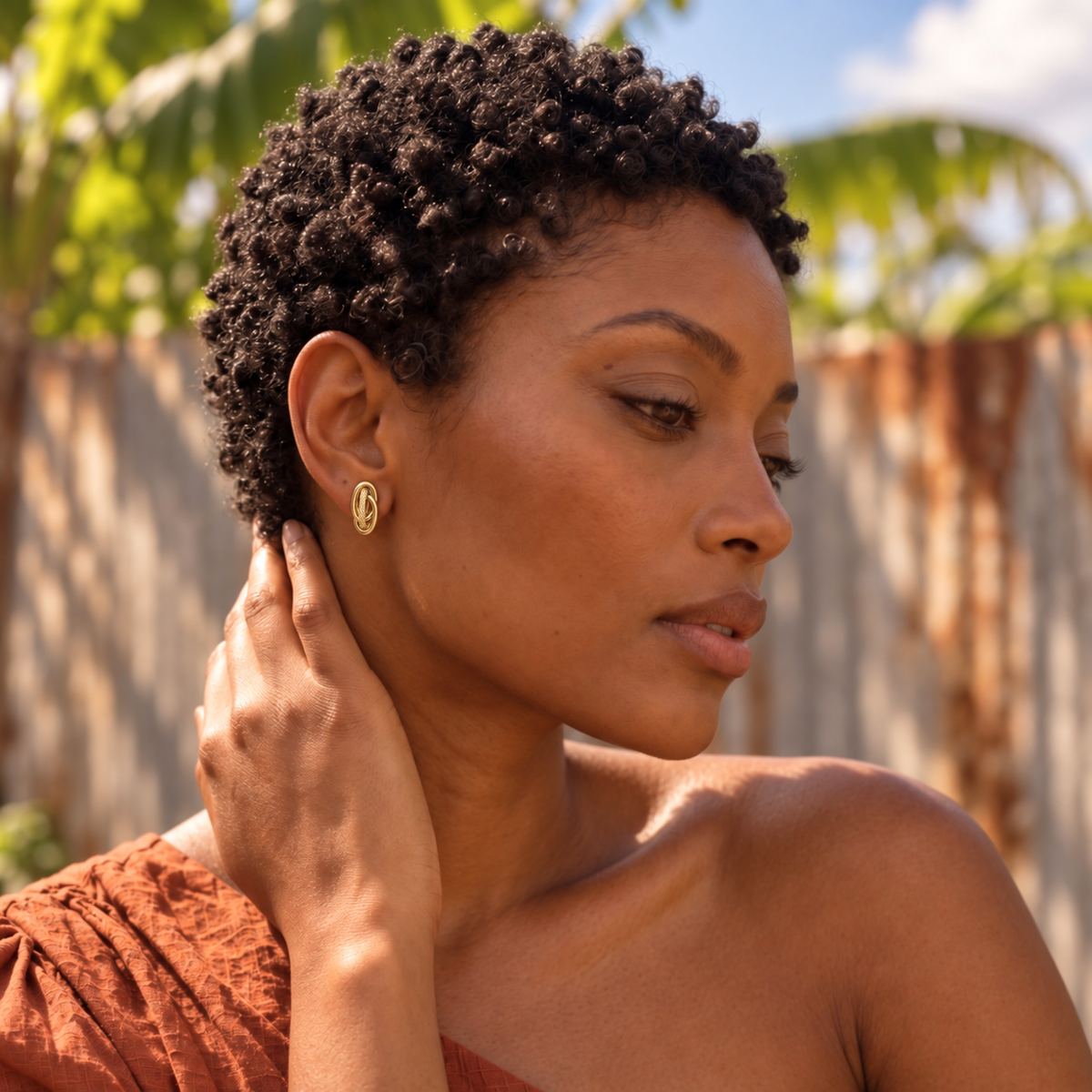 Clous d’oreilles ADÉLIE dorés portés