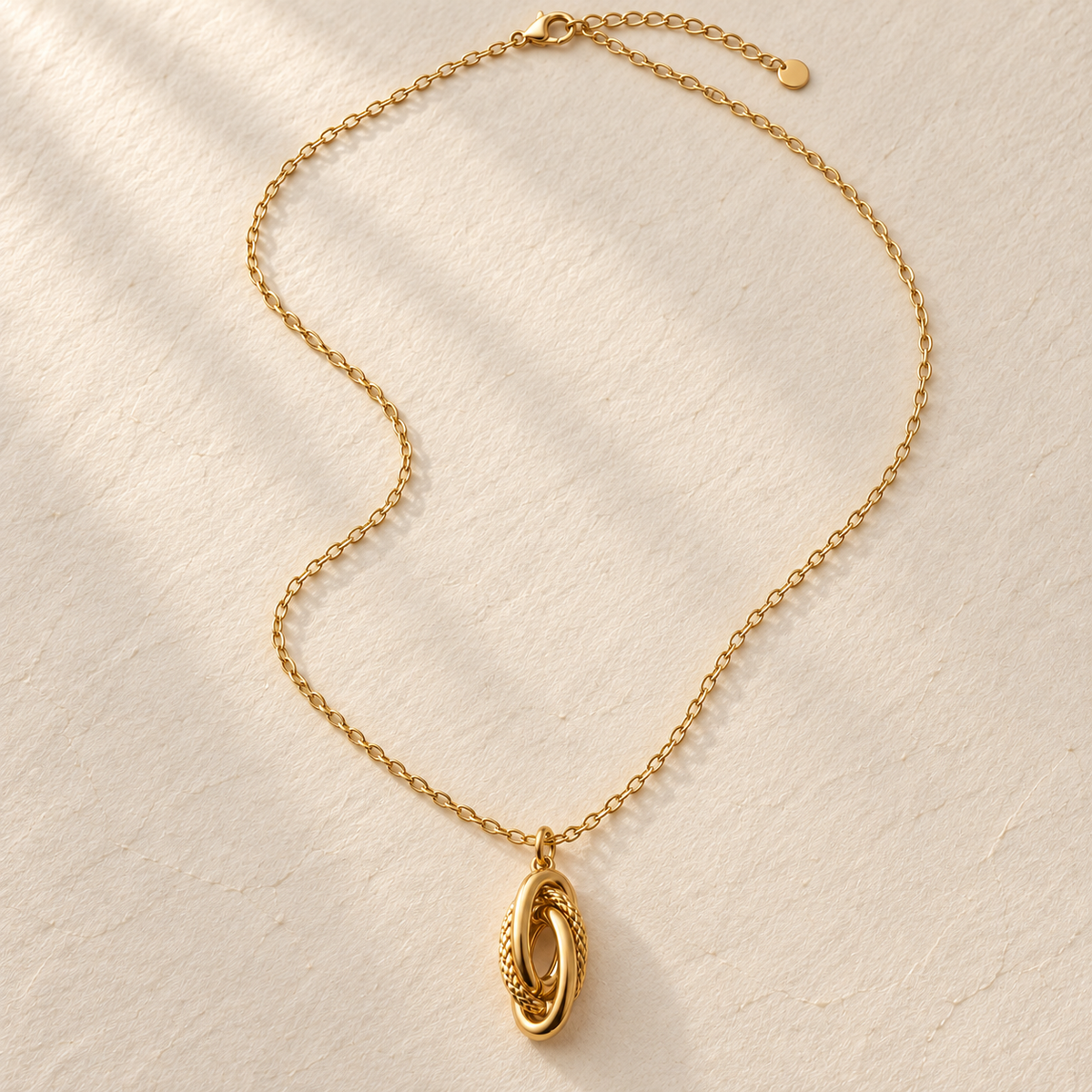 Collier Adélie doré en acier inoxydable, vue à plat