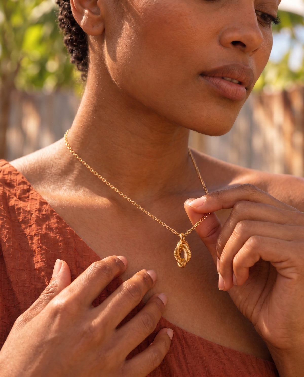 Collier Adélie doré porté, détail du pendentif