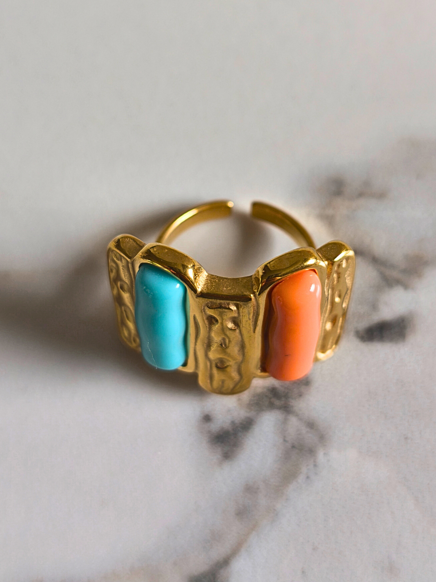 Bague Madras en acier doré, émaillée turquoise et orange, inspirée du tissu antillais


