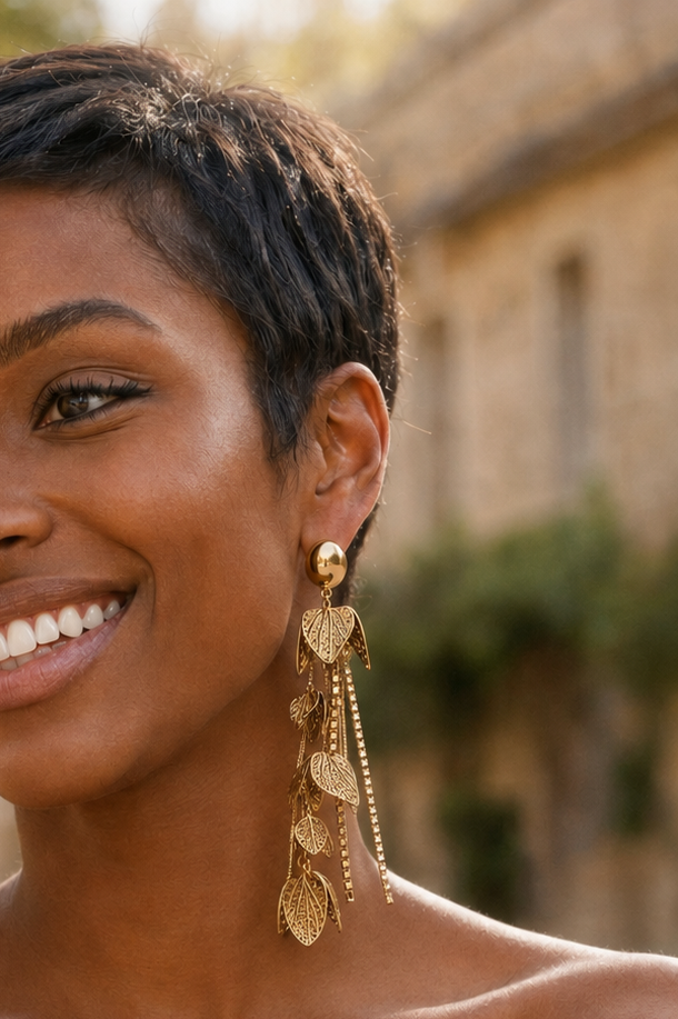 Boucles d’oreilles BALATA dorées portées à échelle réelle
