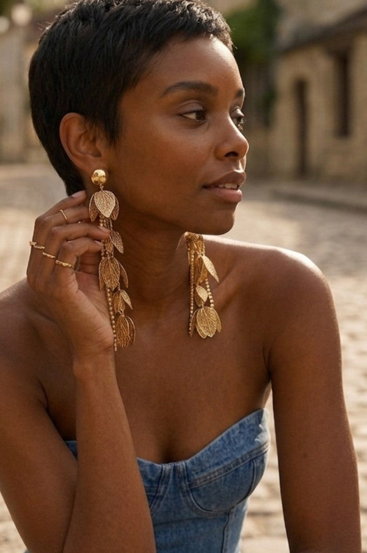 Boucles d’oreilles BALATA dorées portées avec bustier en jean