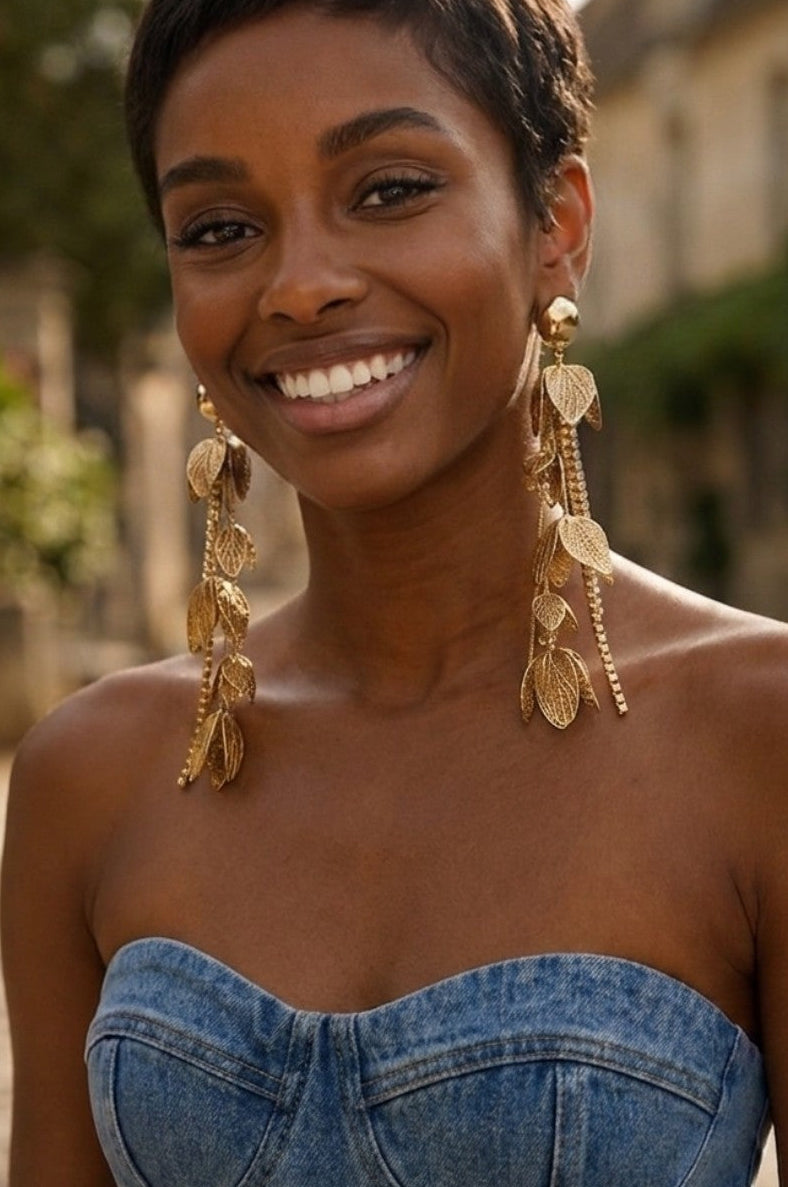 Portrait avec les boucles d’oreilles BALATA dorées