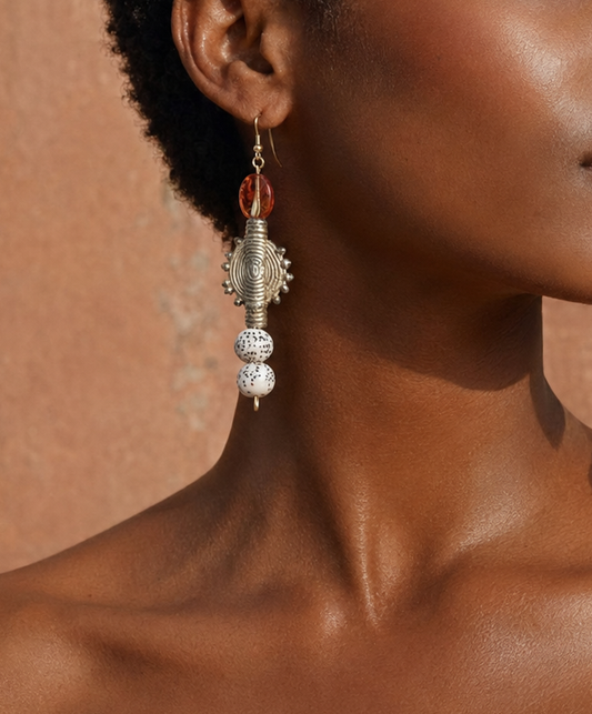 Boucle d’oreille KAFOU portée – bronze du Ghana, résine ambrée et perles de coco