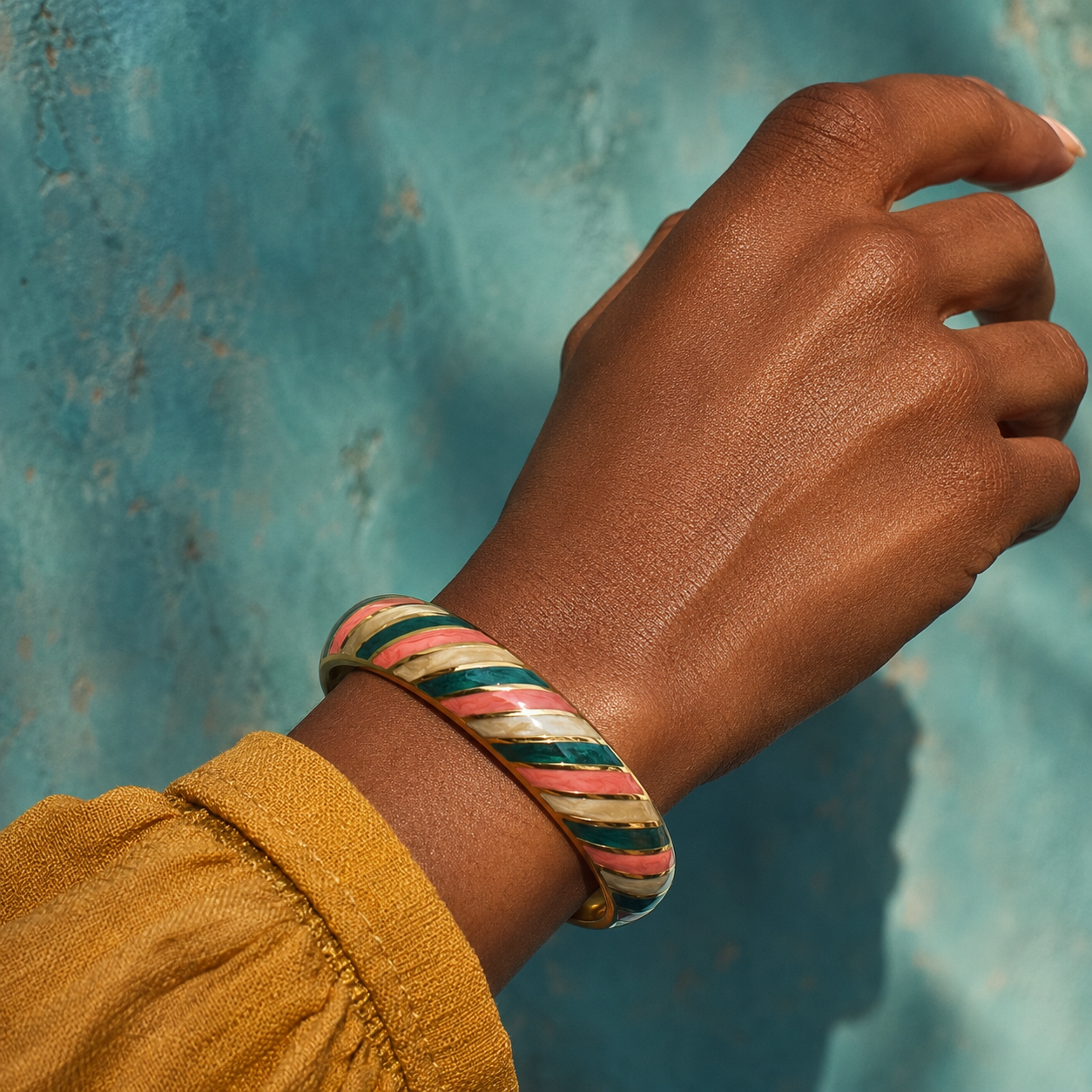 Bracelet jonc large Traversée porté au poignet – acier inoxydable doré multicolore