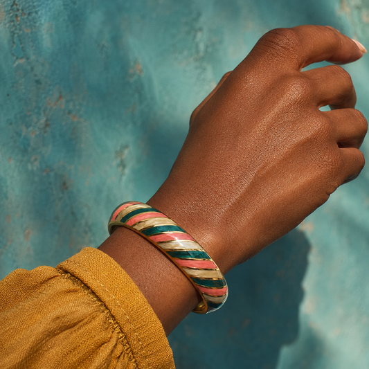 Bracelet jonc large Traversée porté au poignet – acier inoxydable doré multicolore