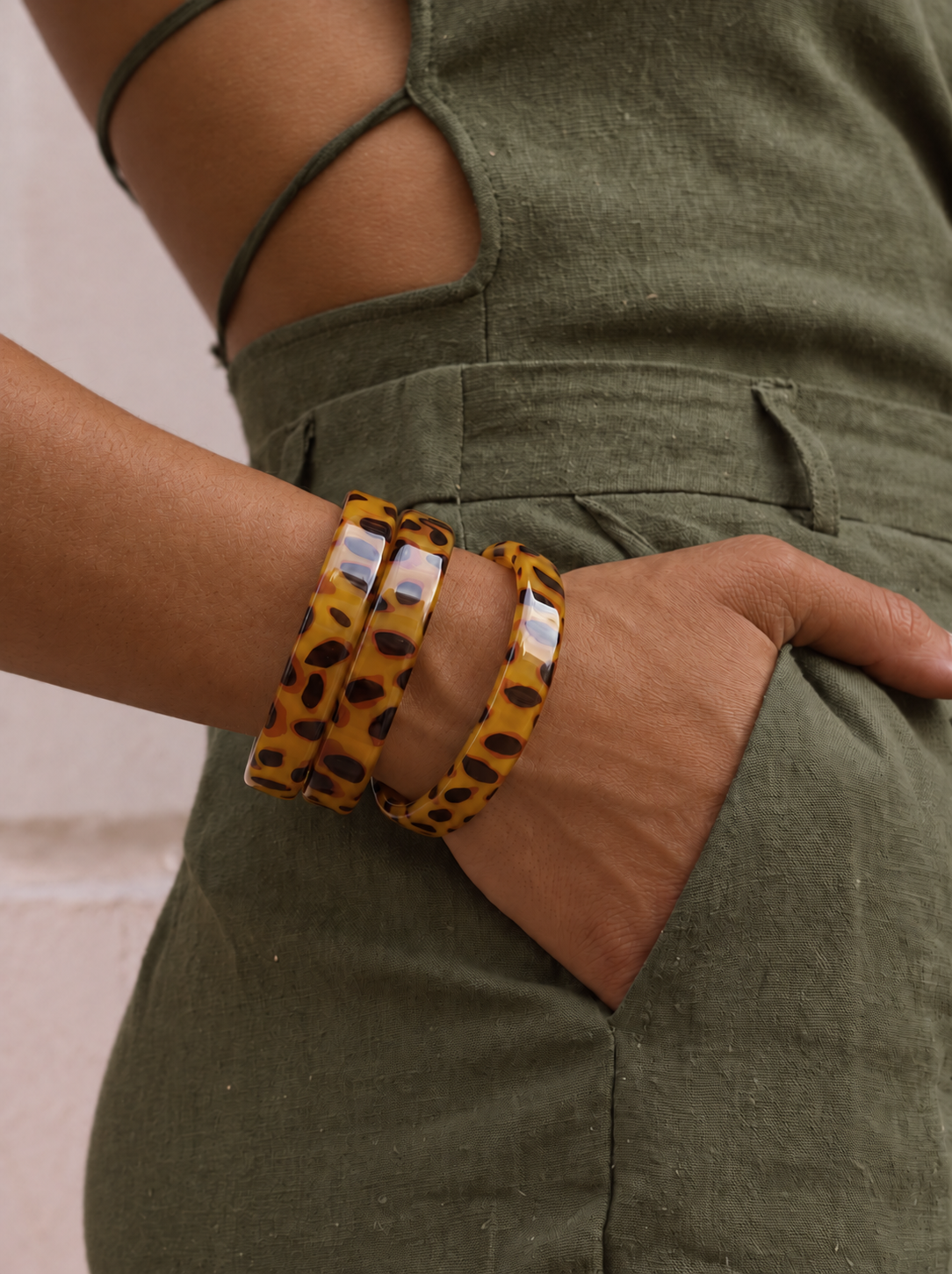 Trio de bracelets léopard FÉLINE porté avec une tenue kaki
