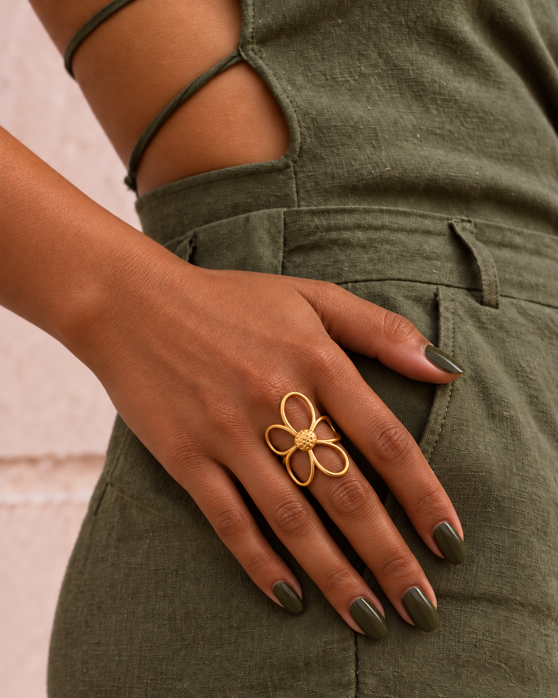 Bague fleur FLORÈN portée avec une tenue kaki