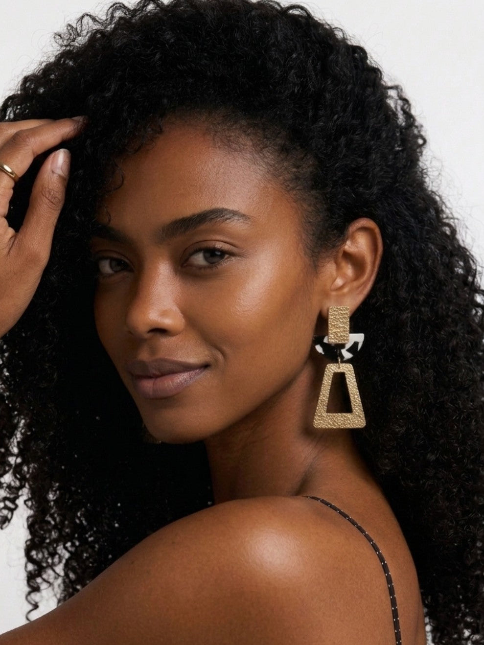Boucles d’oreilles IMARA MOUN’ portées