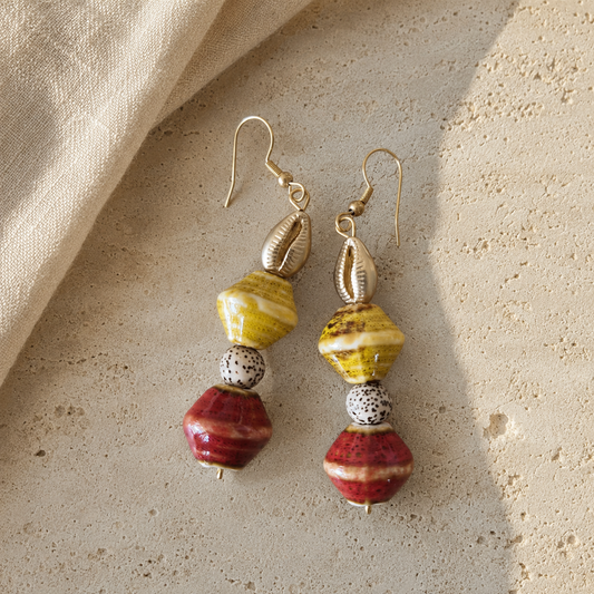 Boucles d’oreilles LAKOU avec cauris métalliques, perles en céramique jaunes et rouges et perles de coco