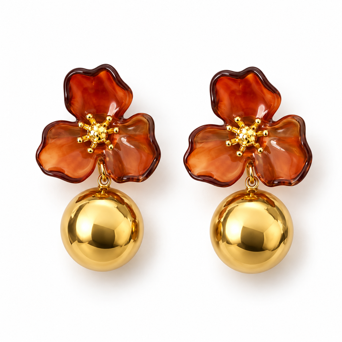 LÉONISE, paire de boucles fleur ambrée et boule dorée sur fond blanc