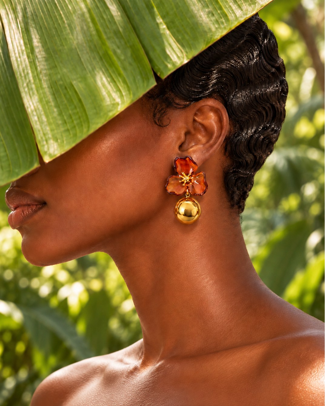 Boucles LÉONISE portées dans une ambiance tropicale