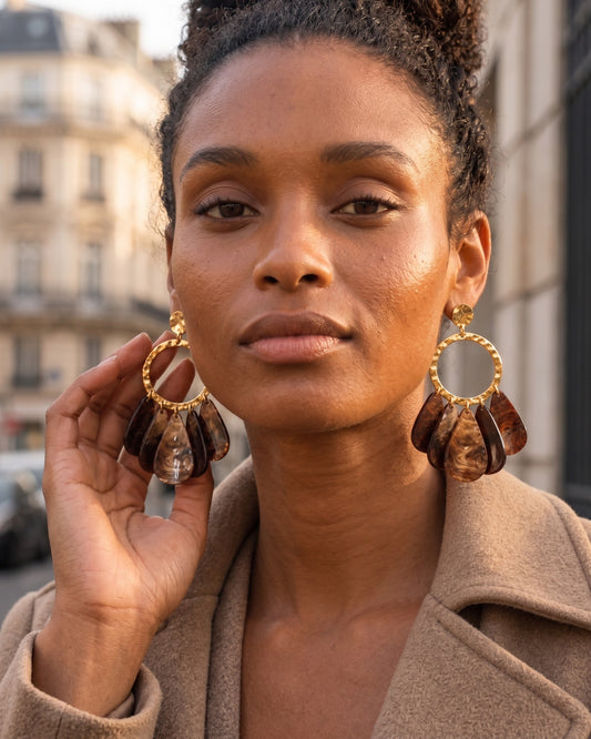 Boucles d’oreilles Limena marron portées en ville