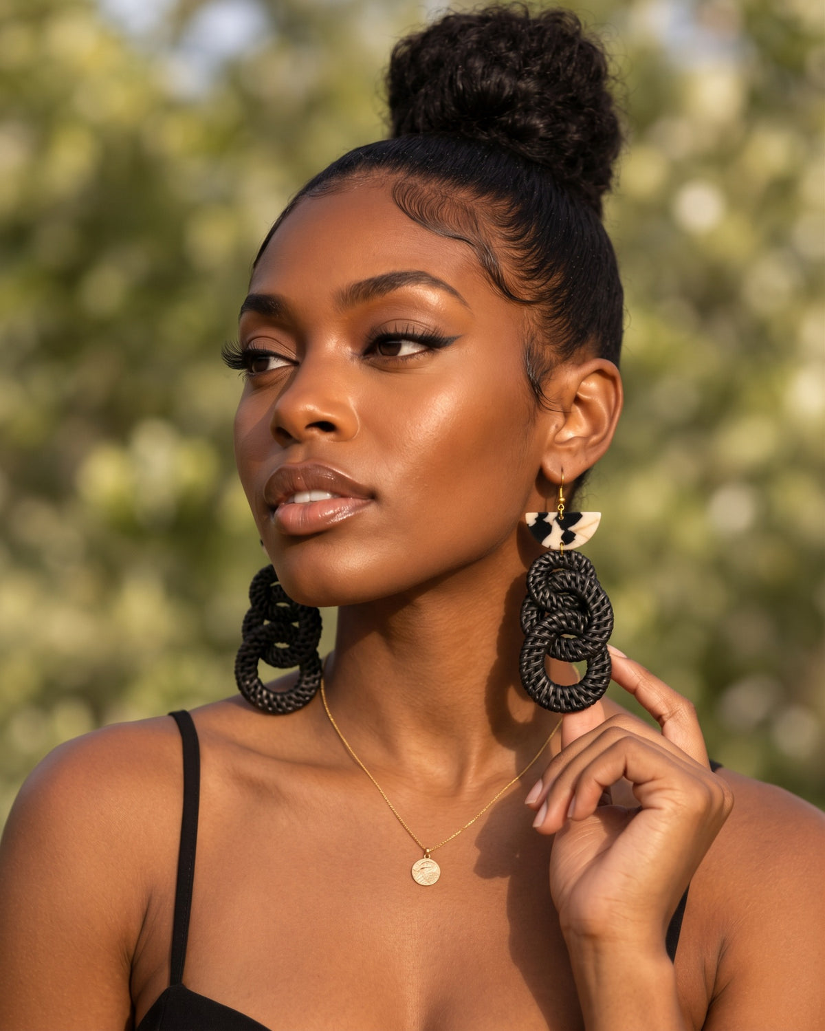 Boucles Maché Si Yo noires et ivoire portées