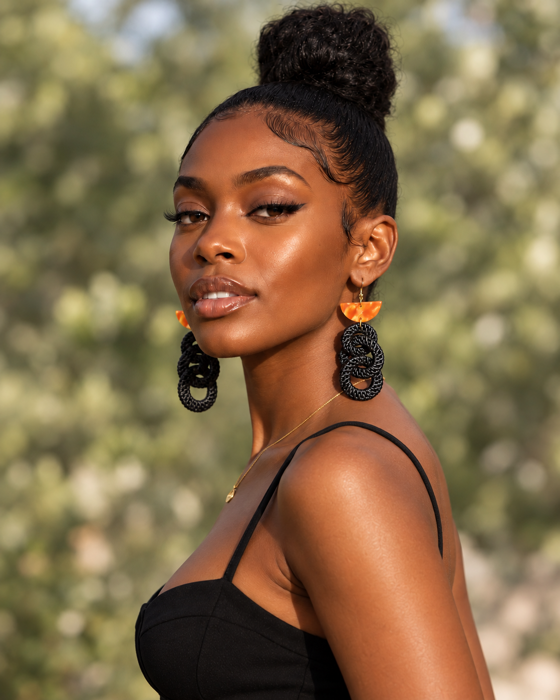 Boucles Maché Si Yo noires et orange portées